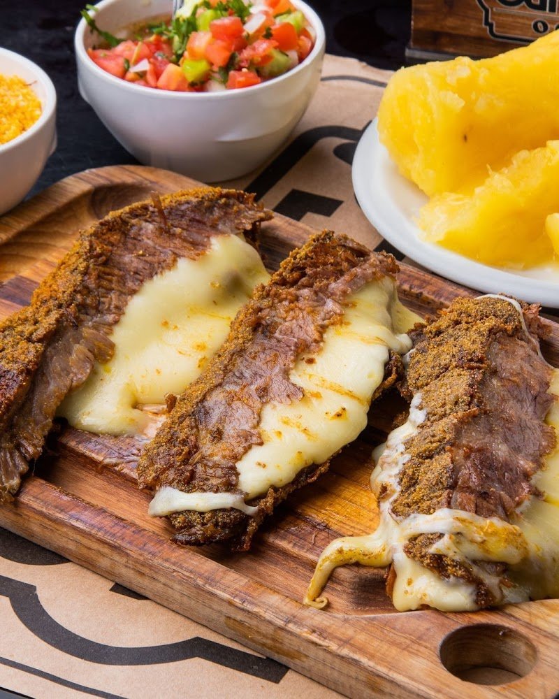 Cupim com queijo na tábua, mandioca, vinagrete e farofa